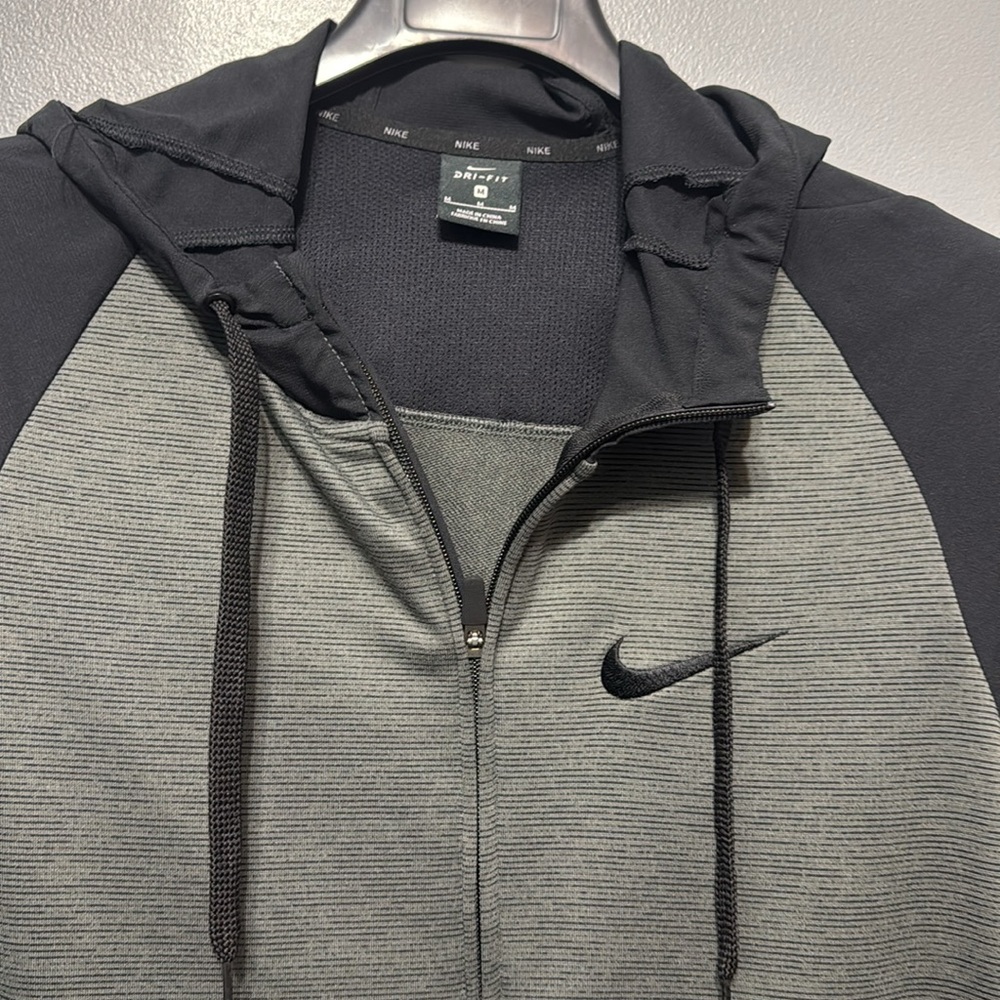 Nike jacket - Picture 2 of 4